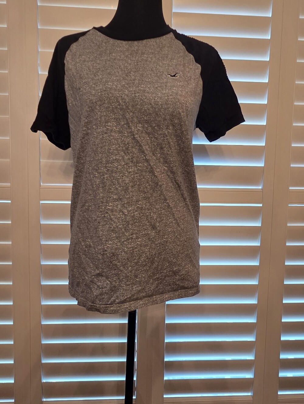 Hollister Men's Grey & Black Raglan Tee Size Small